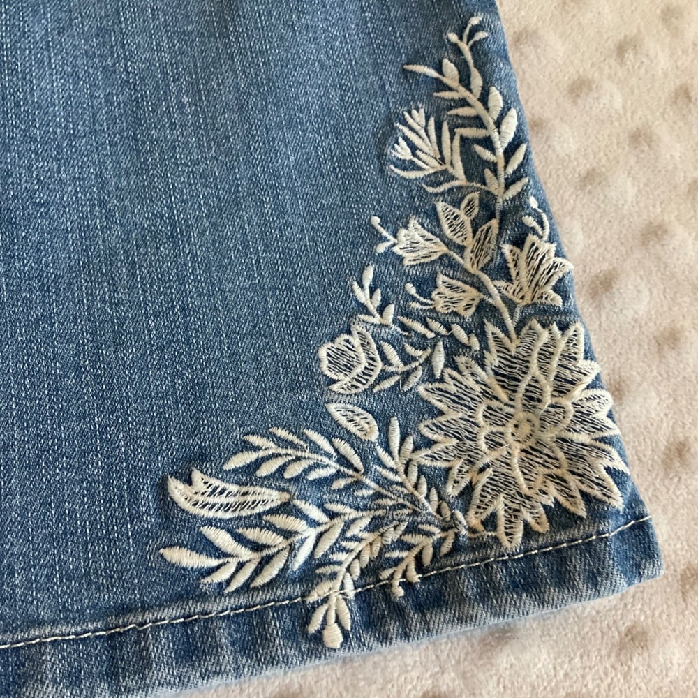 Talbots Cropped Jeans Women 14P Blue Floral Embroidered Simply Flattering Denim - Picture 3 of 8